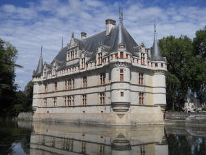 Schloss Azay-le-Rideau gehört zu den schönsten Schlössern in Frankreich, hier im Sommer