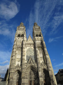 gotische Kathedrale von Tours Fassade im frühgotischen Stil flammend flamboyant