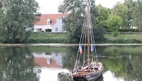  Aux reflets du Cher, der Nebenfluss der Loire und ein kleines Schiff mit französicher Fahne